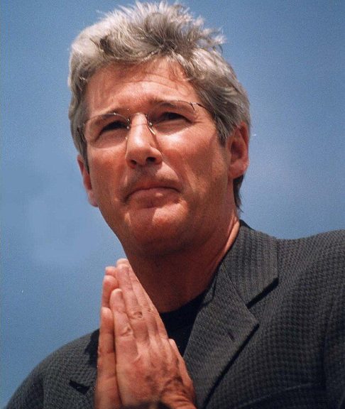 Sua postura em relação aos direitos humanos e sua defesa dos direitos dos tibetanos, por exemplo, resultaram em algumas controvérsias e até na proibição de entrada dele na China.-flickr - John Mathew Smith & www.celebrity-photos.com