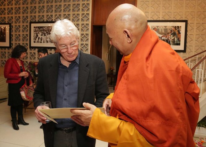 Richard Gere com monge tibetano