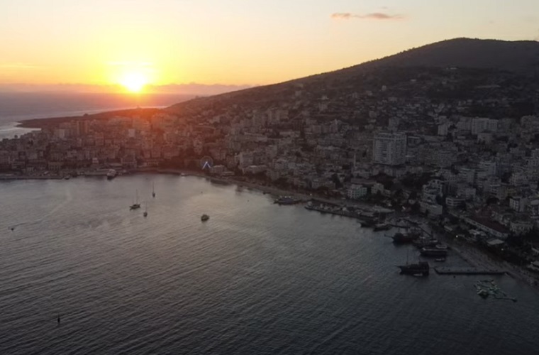 Localizada no sul da Albânia, Saranda é uma cidade famosa por suas belas praias e proximidade com o Parque Arqueológico de Butrint, um Patrimônio Mundial da UNESCO.-Youtube/World Wild Hearts