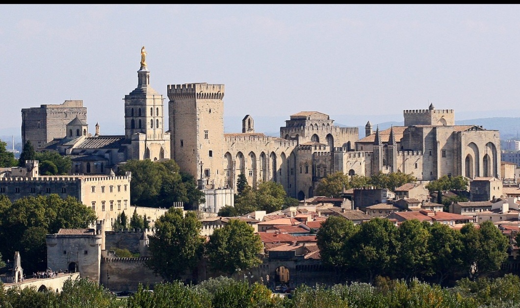 PalÃ¡cio dos Papas (Avignon, FranÃ§a) - ConstruÃ­do entre 1335 e 1370, com arquitetos como Pierre Poisson, Ã© uma fortaleza imponente que serviu de residÃªncia para os papas no sÃ©culo XIV. O palÃ¡cio se destaca pelos altos muros e torres defensivas.

