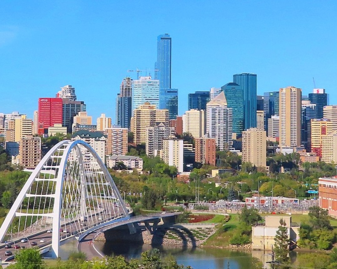 Capital da província de Alberta, Edmonton é conhecida como a "Cidade dos Festivais" e possui o maior shopping center da América do Norte, o West Edmonton Mall. É um importante centro cultural e porta de entrada para o norte do Canadá.
