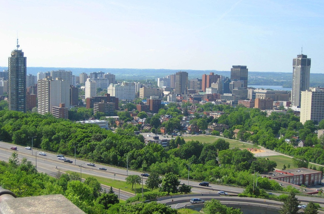 Hamilton é uma cidade industrial localizada na província de Ontário, às margens do Lago Ontário. Conhecida como a "Capital do Aço" do país, também abriga instituições culturais e científicas, como a McMaster University. Além disso, é famosa por suas cachoeiras e trilhas no Niagara Escarpment, atraindo amantes da natureza.


