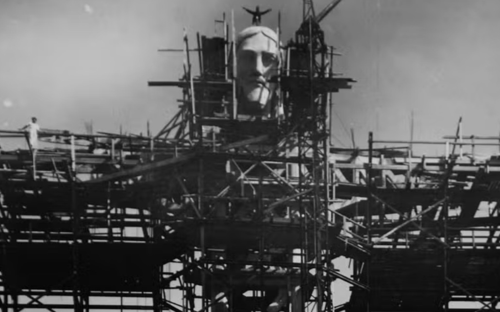 O trabalho resgata cerca de dois mil metros de rolo de fotos com mais de 60 anos que poderiam desaparecer com o tempo, dada a deterioração. Entre elas, as que documentam o Cristo Redentor sendo erguido no Morro do Corcovado.
