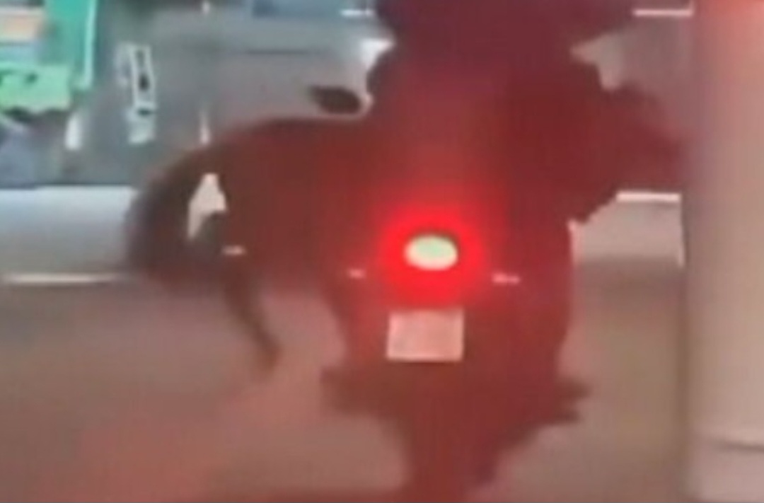 No primeiro, um motociclista carrega o cavalo na garupa. O animal está visivelmente desconfortável e com dificuldade de equilíbrio, certamente com dor pela posição inadequada. Foi na cidade de Nova Iguaçu.