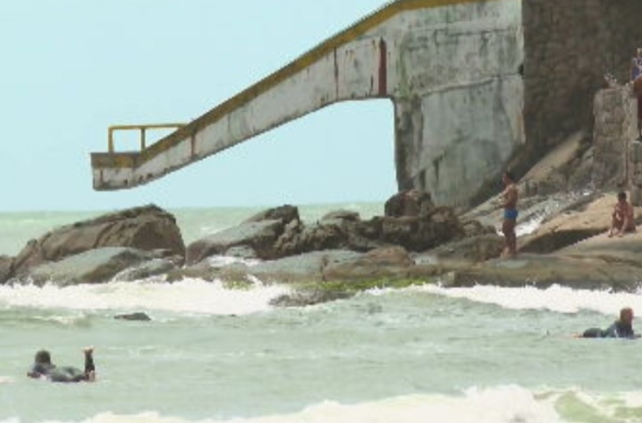 Os guarda-vidas pedem que as pessoas resistam à tentação de fazer fotos nas pedras, à beira do mar. Muitas querem fazer selfies para postar nas redes sociais, mas acabam sendo levadas pelas ondas.