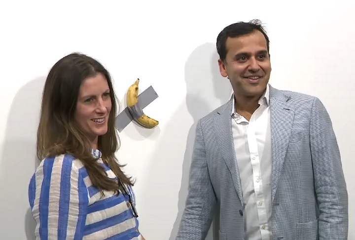 David Galperin, chefe de arte contemporânea da Sotheby's, descreveu a peça como profunda e provocativa, destacando que Maurizio Cattelan "desafia as bases do mundo da arte contemporânea ao questionar o que define uma obra".-reprodução/CBS News