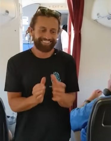 Andre Rerekura, apresentador da Austrália vira herói depois de cobra surgir em avião