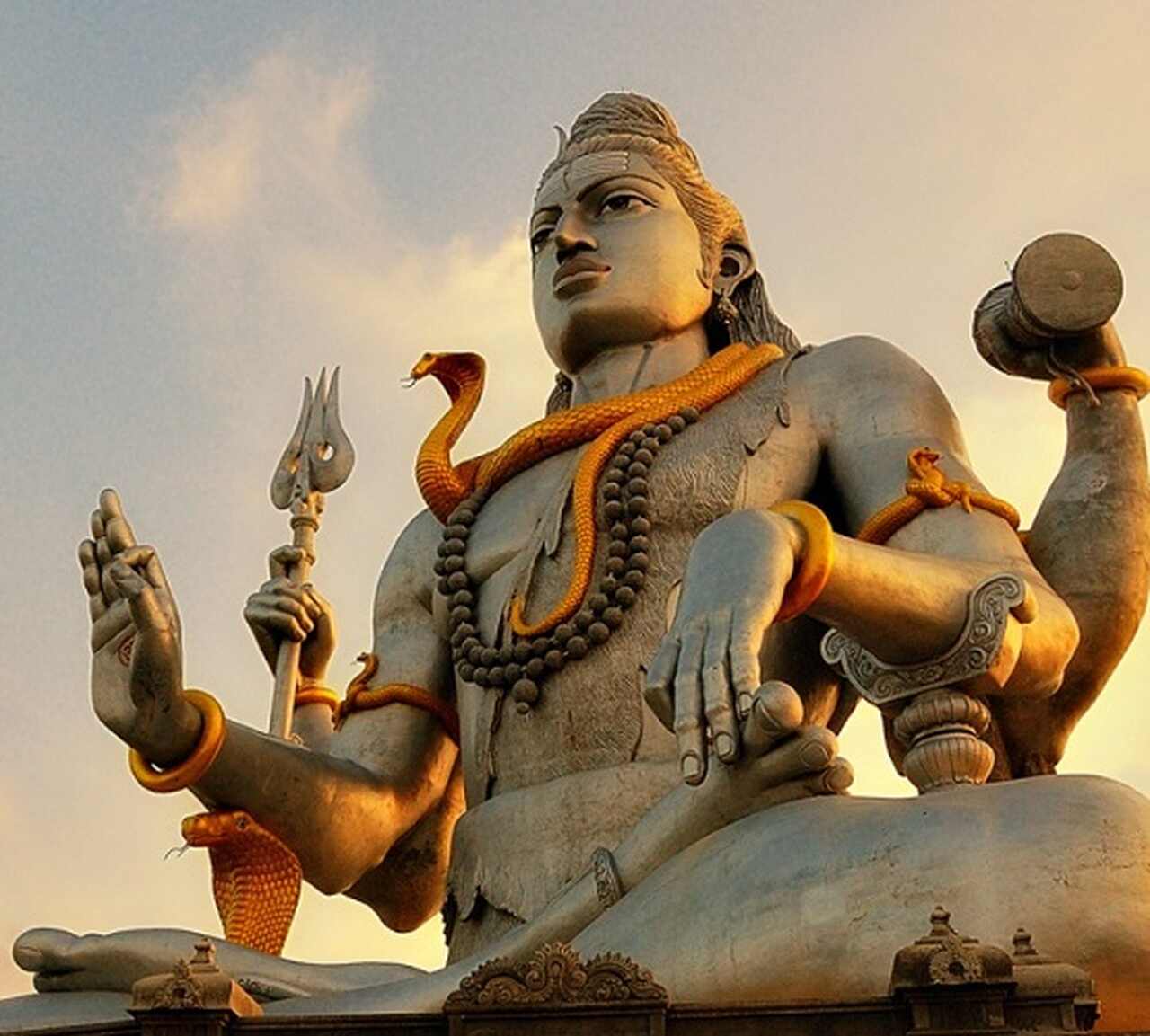 Shiva é um dos três deuses principais da "Trimurti", trindade que rege o ciclo cósmico de criação, preservação e destruição no hinduísmo. Na Trimurti, Brahma é o criador, Vishnu o preservador, e Shiva o destruidor ou transformador.