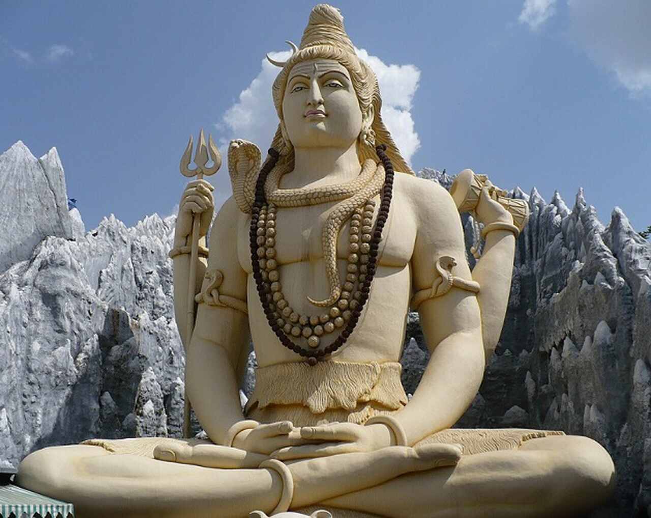 Esse aspecto destrutivo, no entanto, não é negativo. Em vez de ser um simples agente de aniquilação, Shiva representa a transformação essencial para a renovação do universo:  a força que dissolve o velho para permitir o surgimento do novo.