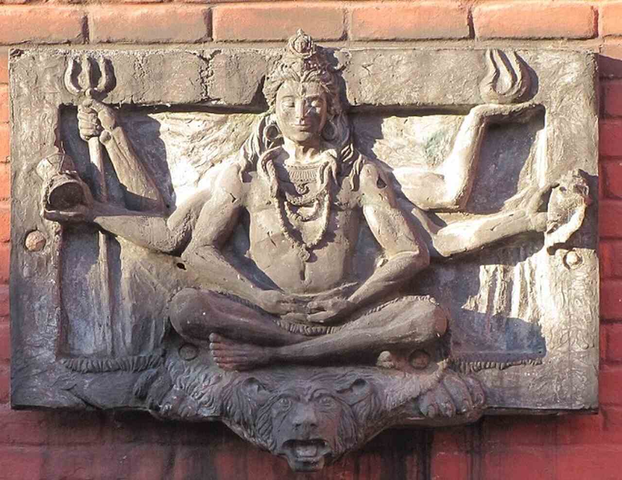 Ele é, portanto, um deus que simboliza tanto a serenidade quanto a força. Entre os símbolos associados a Shiva estão a serpente ao redor de seu pescoço; a lua crescente; o Ganga; o terceiro olho; e o tridente (Trishula).