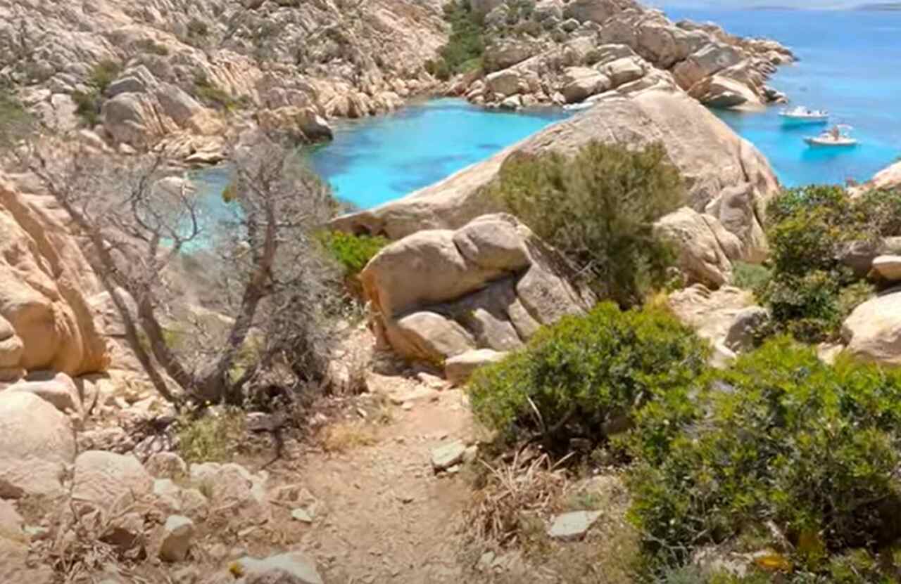 O acesso à praia pode ser feito de barco ou por uma trilha de dificuldade moderada, que leva os visitantes a um dos lugares mais paradisíacos da ilha.-Youtube/Sardegna World 