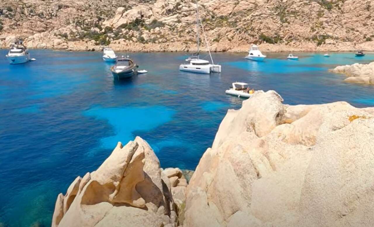 A ilha possui um grande número de sítios arqueológicos que revelam a rica história das civilizações que a habitaram ao longo dos séculos.-Youtube/Sardegna World 