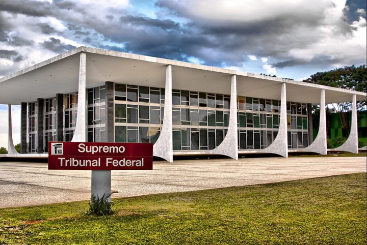 Ação que reconheceu a união homoafetiva (2011): Em 2011, o STF reconheceu a união homoafetiva como entidade familiar, garantindo aos casais homoafetivos os mesmos direitos que os casais heterossexuais.