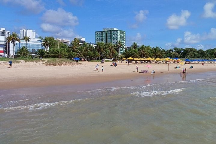 Uma das cidades mais antigas do Brasil, fundada em 1585, a capital da Paraíba é conhecida por suas belas praias, clima agradável e um charme especial que atrai turistas em busca de uma experiência relaxante.-wikimedia commons Marcos Elias de Oliveira Júnior
