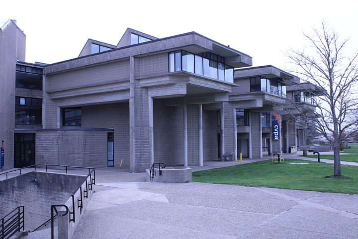 Essa versatilidade o levou a conquistar uma bolsa de estudos para estudar filosofia na Universidade de Massachusetts, onde também se envolveu com o teatro e a música.-wikimedia commons Oinkers42