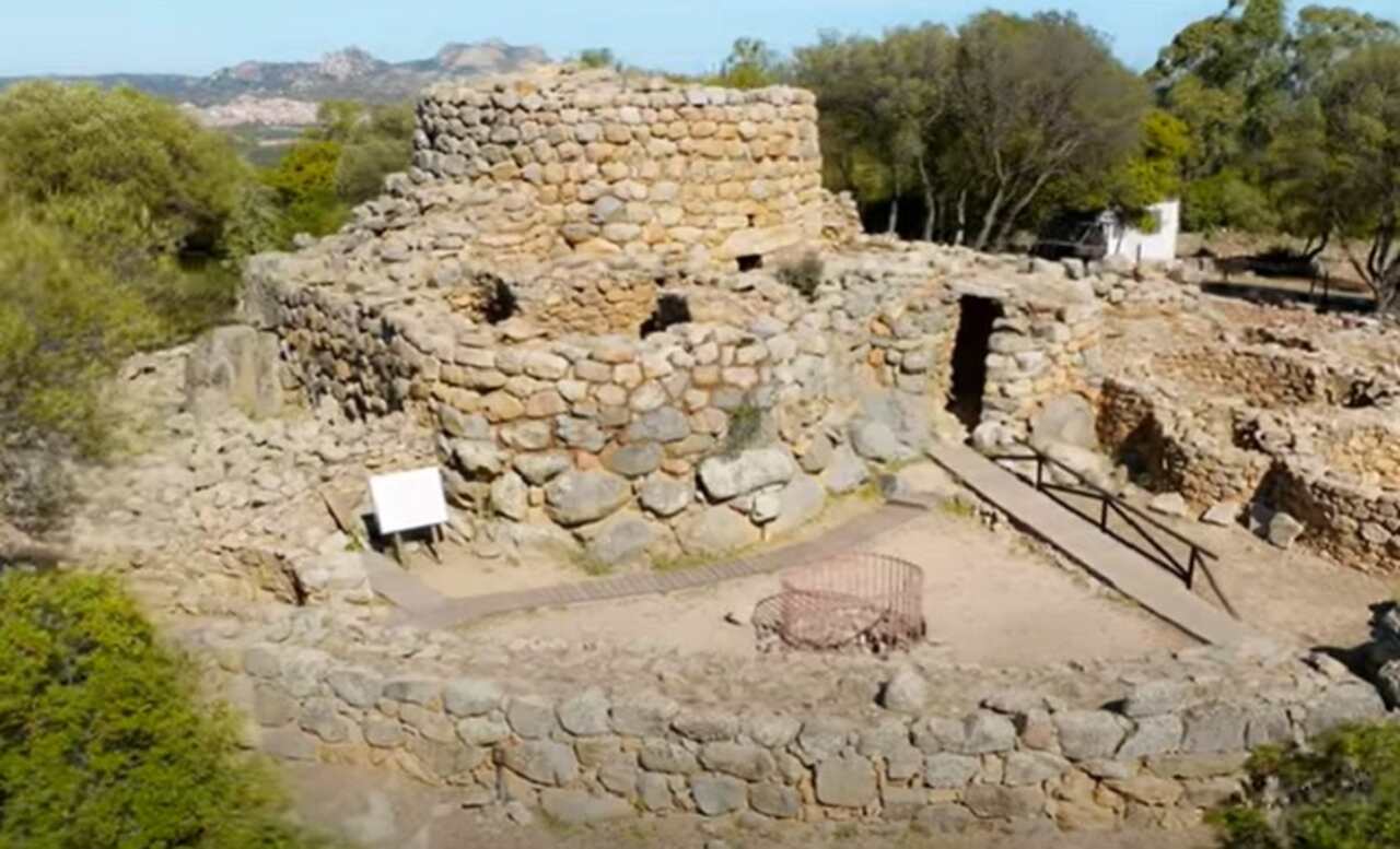 O Su Nuraxi é um complexo de torres de pedra construído pelos antigos nurágicos, povo que habitou a ilha entre 1800 e 300 a.C., e ainda hoje desperta o interesse dos arqueólogos devido aos seus mistérios e à complexidade de suas construções.-Youtube/Sardegna World 