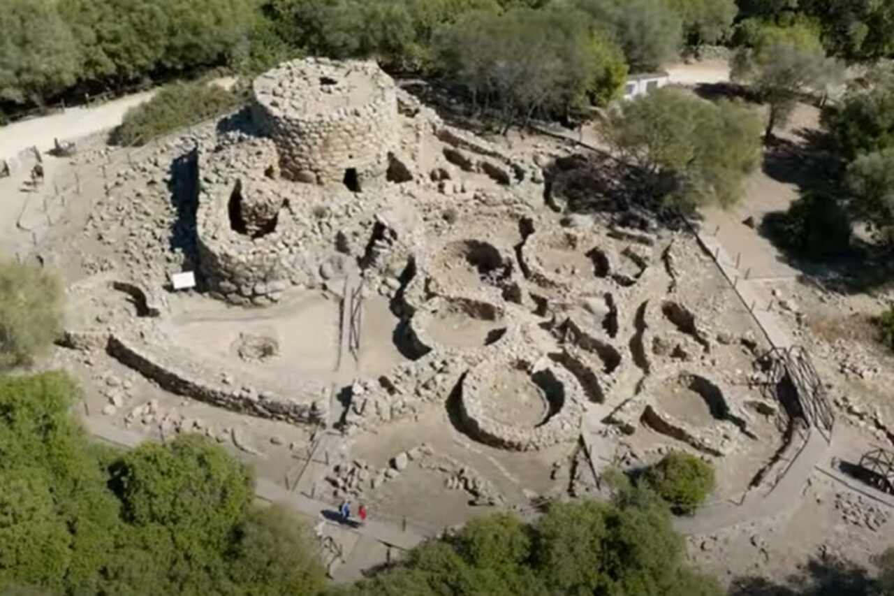 Um dos locais mais emblemáticos é o Vale dos Nuragues, onde se encontra o Su Nuraxi, um sítio arqueológico pré-histórico classificado como Patrimônio Mundial da Humanidade pela UNESCO.-Youtube/Sardegna World 