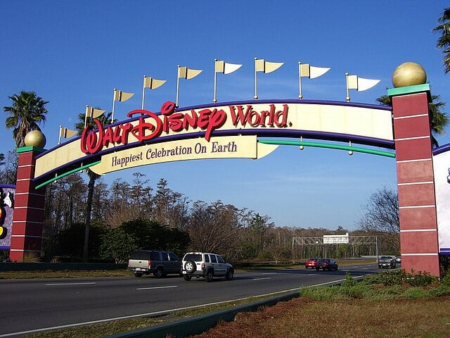 O sucesso do parque levou à criação da Walt Disney World na Flórida, que foi inaugurada em 1971, alguns anos após sua morte.-