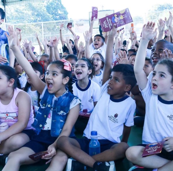Após os shows, as escolas participantes estão recebendo oficinas de percussão por um período de três meses, incentivando crianças e jovens a criar seus próprios instrumentos.