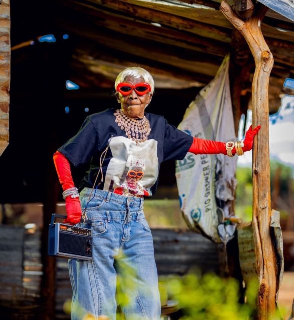 Outros acessórios reforçam as raízes culturais de Chola, como o rádio que carrega consigo durante o dia, o bastão de madeira usado para preparar alimentos, um cachimbo, uma xícara de chá, entre outros.