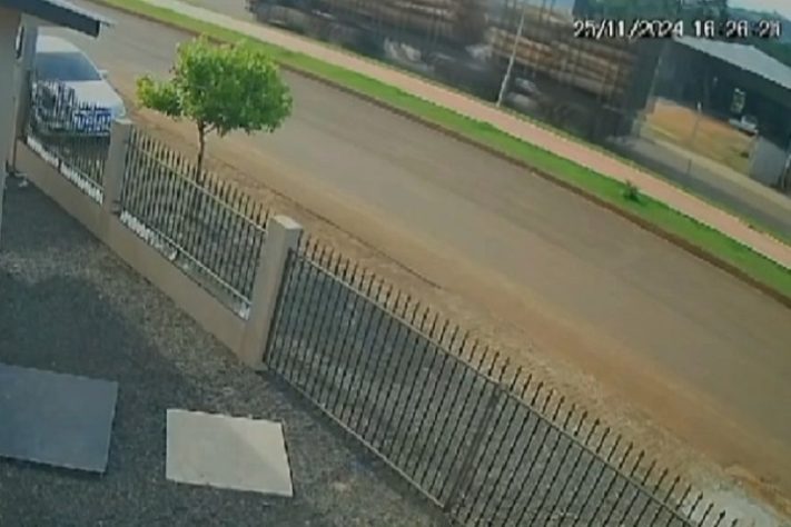 Capotamento fantasma de carro viraliza nas redes sociais
