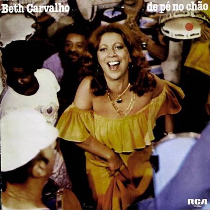 O disco “De Pé no Chão”, lançado em 1978 por Beth Carvalho, é um dos mais importantes da história do samba. Ele reproduz o estilo das rodas do Cacique com suas inovações instrumentais, dando popularidade a essa sonoridade. 
