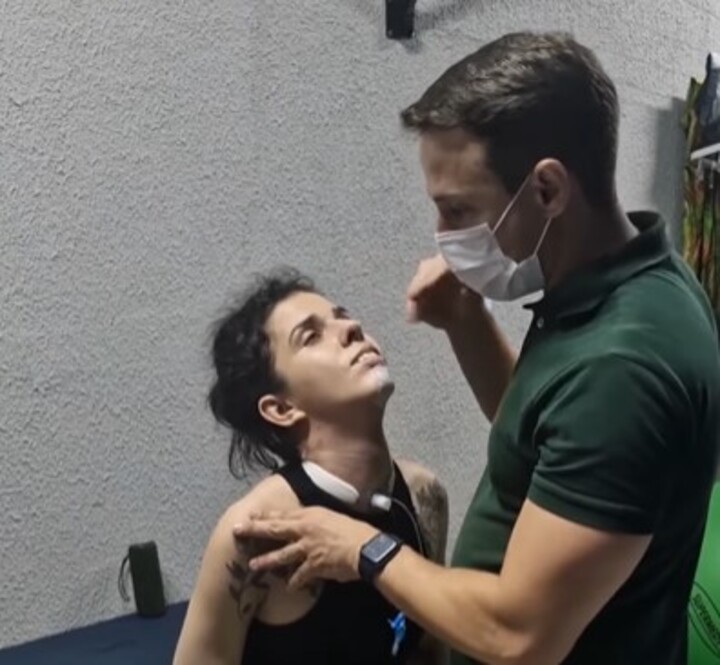 Vídeo mostra reabilitação de jovem que foi internada com reação alérgica após cheirar pimenta