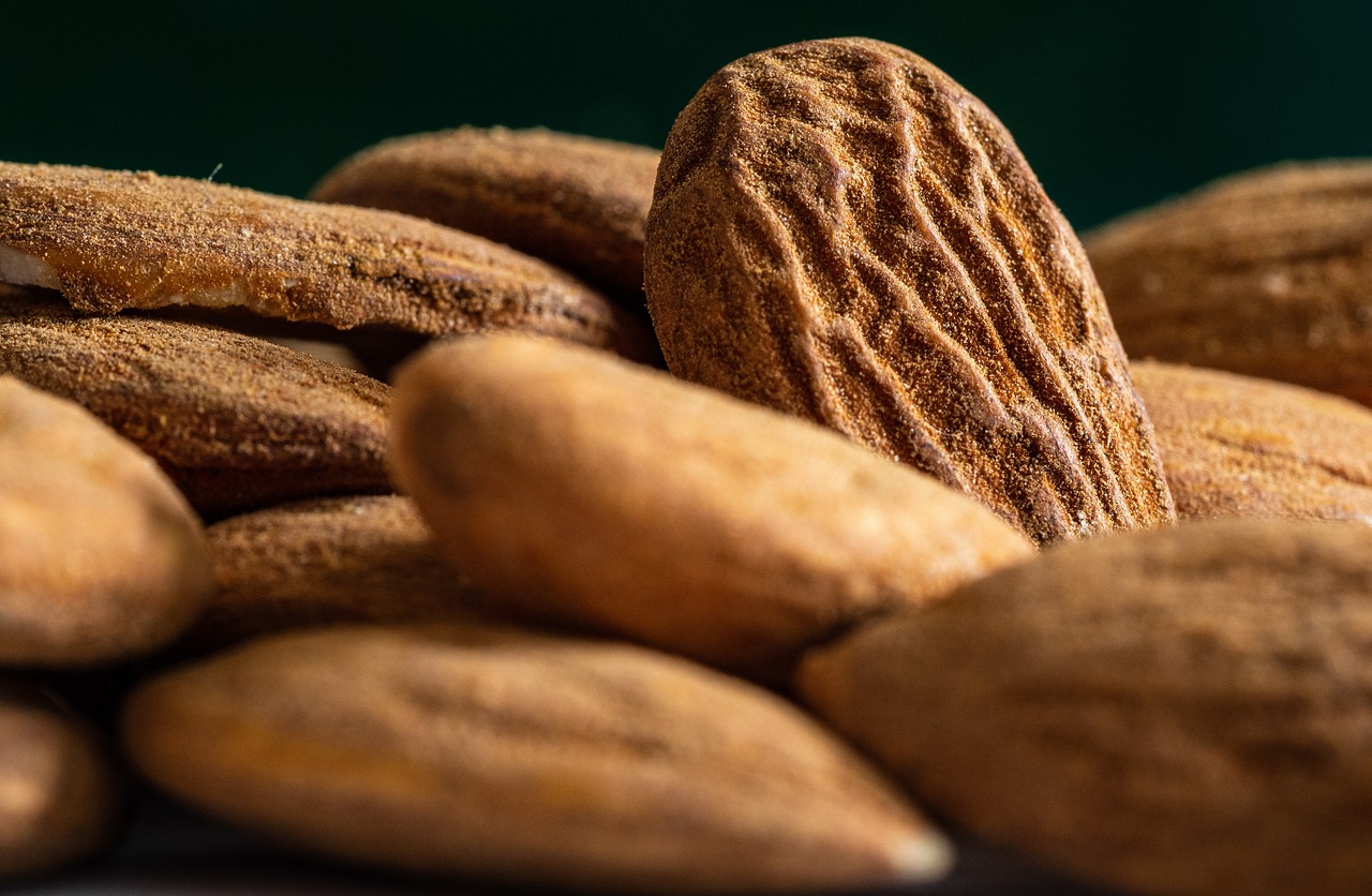 As amÃªndoas trazem 730 mg do nutriente em 100 gramas. Apesar disso, sÃ£o petiscos calÃ³ricos, que podem nÃ£o ser ideais para quem estÃ¡ tentando controlar a ingestÃ£o de calorias.
