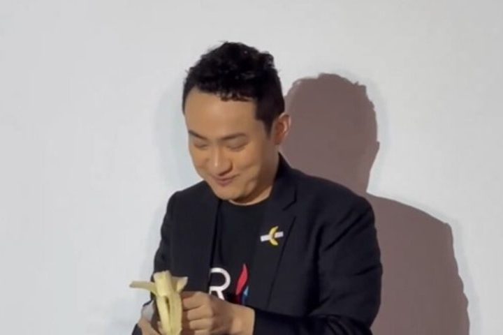 Fundador da empresa Tron, Sun concorreu no leilão com outras seis pessoas. Ele classificou a curiosa obra de “icônica”. “Comê-la em uma coletiva de imprensa também pode se tornar parte da história da obra de arte”,
