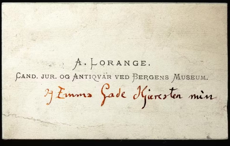 O texto traz detalhes do processo de escavação do sítio viking, com data, conteúdo e objetivo. “O monte é construído sobre homens caídos. Eles foram enterrados em seu navio com suas armas”, diz trecho. A garrafa abrigava ainda cinco moedas, embrulhadas em papel, e um cartão de visitas de Lorange com declaração de amor para a namorada Emma Gade escrita no alfabeto rúnico. 
-Divulgação/Universidade de Bergen