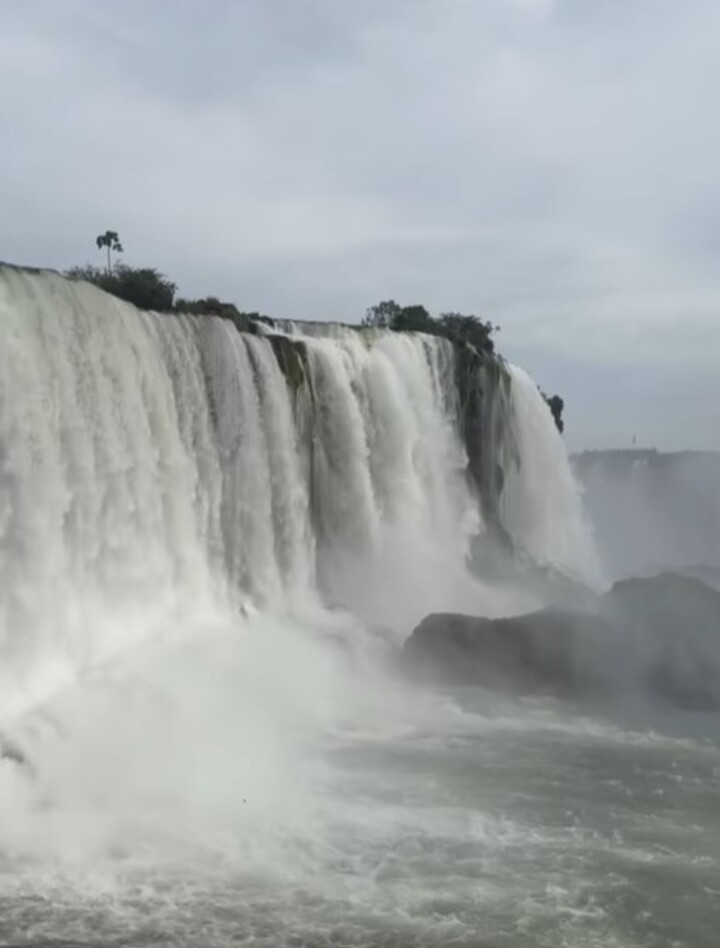 As Cataratas encantaram atores da Globo em novembro  com as gravações de “Vale Tudo” . Os atores Cauã Reymond e Tais Araújo se derreteram. Eles estão em um remake do original de 1988, que também começava na cidade paranaense. 

-Reprodução/Instagram