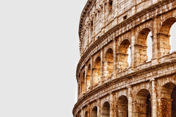 Construída entre 72 e 80 d.C. durante o reinado dos imperadores Vespasiano e Tito, essa gigantesca arena oval foi um símbolo do poder e da grandeza da Roma Antiga.