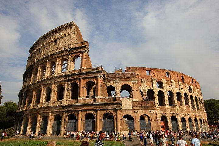 O Coliseu é uma das construções mais emblemáticas da Roma Antiga .  Construído entre 72 e 80 d.C. durante o reinado dos imperadores Vespasiano e Tito, essa gigantesca arena oval foi um símbolo do poder e da grandeza da Roma Antiga.-Sung Rae Kim por Pixabay


