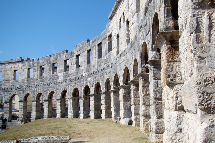 O Coliseu foi projetado para sediar diversos tipos de eventos públicos. A construção utilizou concreto, travertino (calcário), tijolos, mármore e ferro, combinando materiais resistentes para suportar grandes multidões e combates intensos.-axe20 por Pixabay

