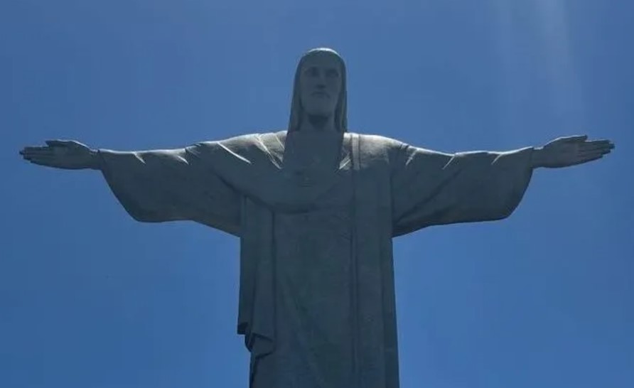 Ashley Biden, de 43 anos, esteve também no Cristo Redentor com as filhas e postou uma foto do cartão-postal. Segundo o portal G1, o presidente americano revelou ao prefeito do Rio, Eduardo Paes, que as netas adoraram o monumento carioca.