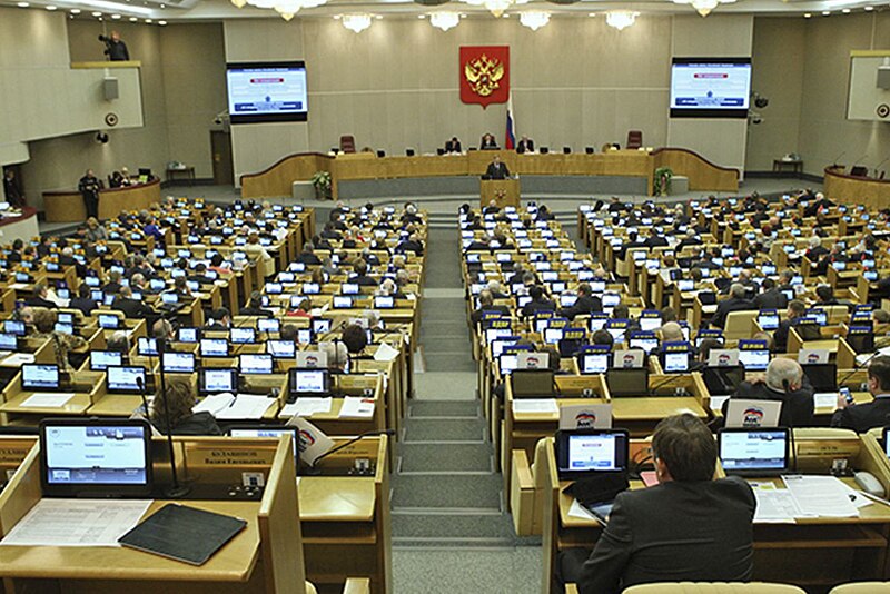 A lei declara ser proibido fazer propagandas que “retratem um estilo de vida sem filhos como algo atraente”. 
