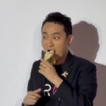 Empresário Justin Sun comeu banana após pagar US$ 6,2 milhões (R$ 37 milhões) por obra de arte