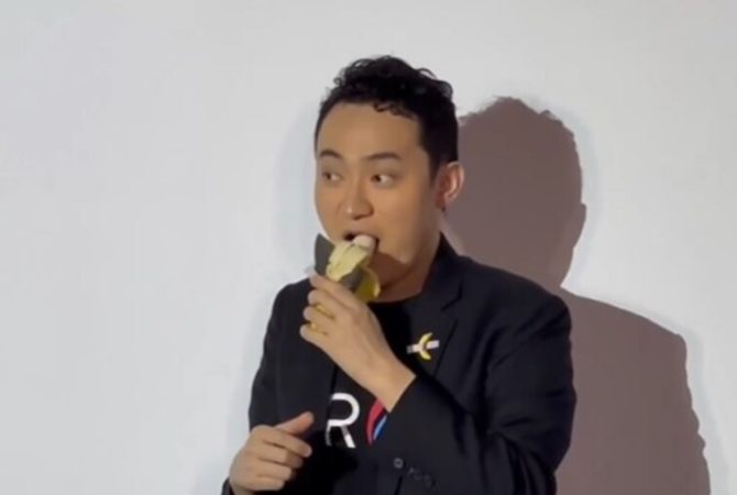 Pra quem não viu: Empresário come banana de obra de arte que custou R$ 37 milhões
