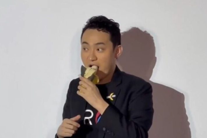 Empresário Justin Sun comeu banana após pagar US$ 6,2 milhões (R$ 37 milhões) por obra de arte