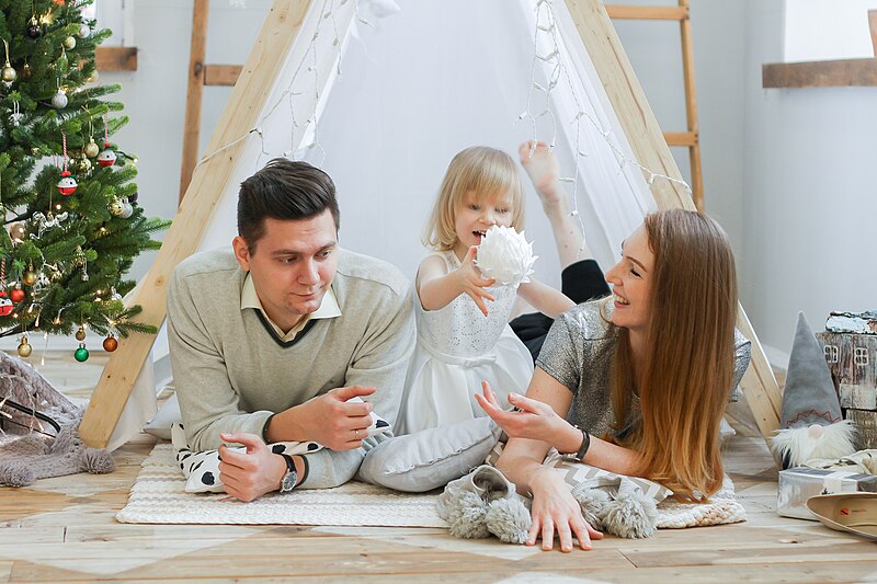 A ideia é que as peças de propaganda sempre contenham crianças, em um esforço de convencimento afetivo e ideológico da população local. 

