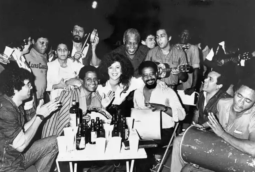 O tantã, inventado por Sereno, o repique de mão, criado por Ubirany, e o banjo de quatro cordas entraram no ambiente dos bambas.

