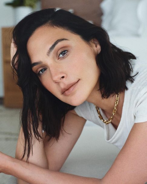 Gal Gadot – A atriz israelense que interpreta a Mulher Maravilha serviu por dois anos (entre 2005 e 2007) no Exército de Israel, atuando como instrutora de combate.