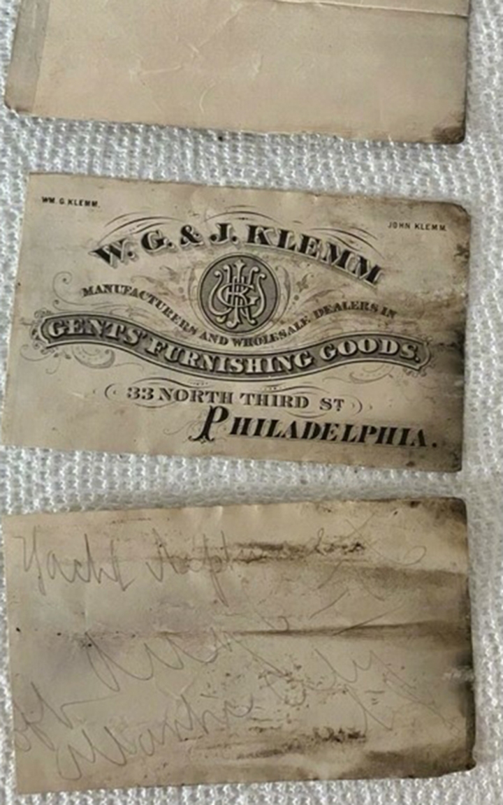 A inscrição termina com agosto 6-76, que seria a data em que a mensagem foi escrita (6 de agosto de 1876). O Guinness Book - Livro dos Recordes - foi comunicado para o registro do recorde, caso haja comprovação da data. 
-Instagram @asmythco/Reprodução