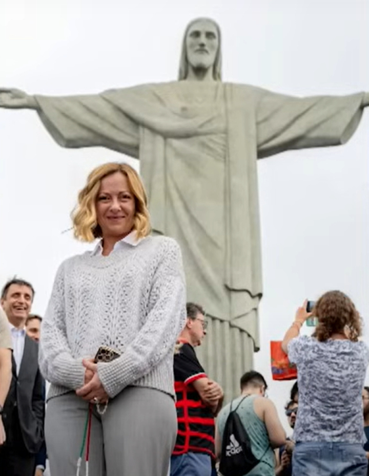 A primeira-ministra da Itália, Giorgia Meloni, visitou o Cristo Redentor, um dos cartões-postais mais famosos do Rio. Ela foi ao Morro do Corcovado com a filha Ginevra e membros da delegação italiana. 
