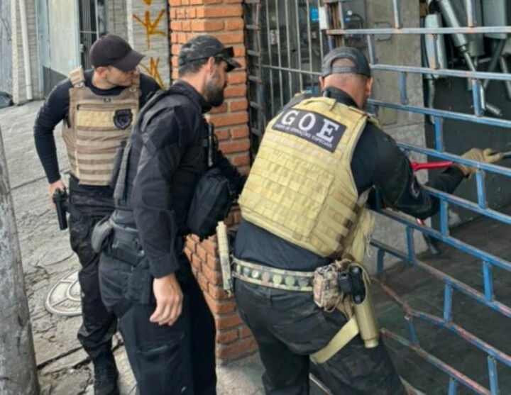 Um homem de 71 anos foi mais uma vítima do chamado “golpe do amor”. O idoso, residente em Jari, no Rio Grande do Sul, transferiu mais de R$ 2 milhões para uma quadrilha que fingia ser uma mulher nas redes sociais. A quantia foi repassada aos criminosos entre 2022 e 2023. 

-Divulgação/Polícia Civil