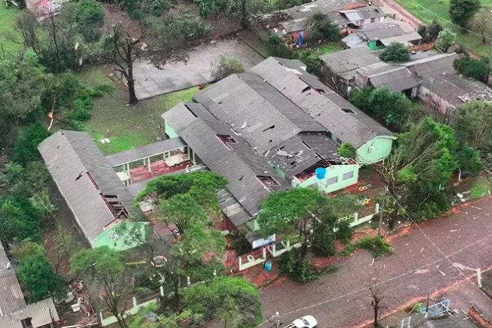 Microburst - microexplosão atmosférica causa estragos no Rio Grande do Sul