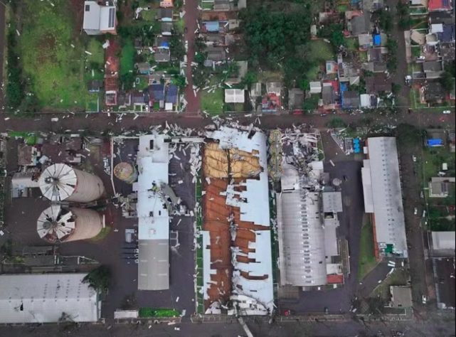 Microburst - microexplosão atmosférica causa estragos no Rio Grande do Sul
