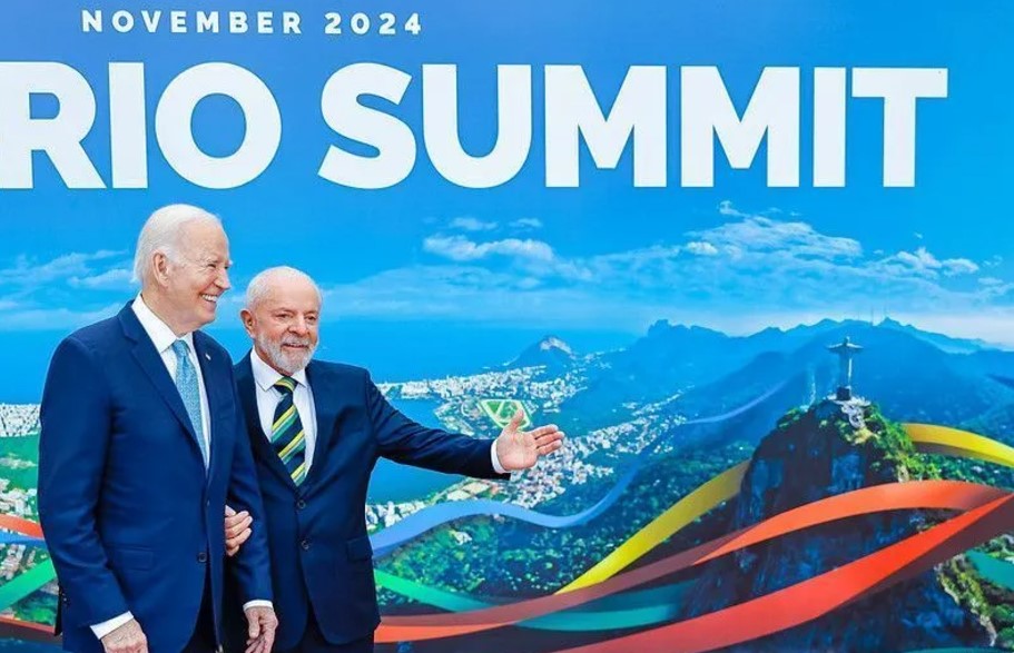 No primeiro dia do G20, Biden se reuniu com Lula e demonstrou fascinação com um painel do evento que trazia o Cristo Redentor.

