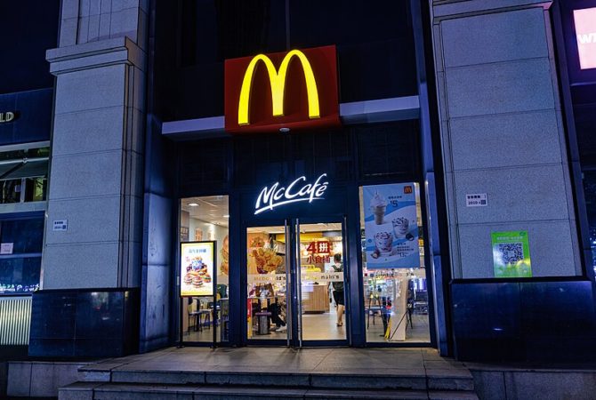 Pra quem não viu: Cliente do McDonald’s é atendida por funcionário que estava no banheiro