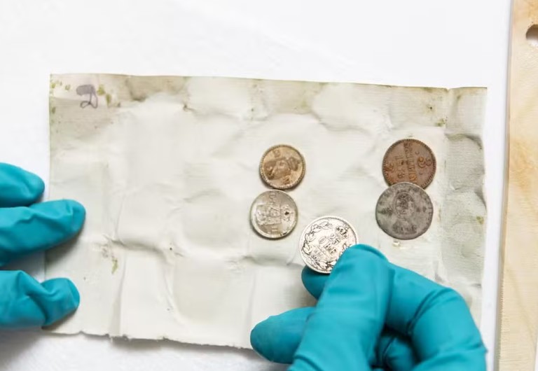 Na garrafa havia uma carta, um cartão de visita e cinco moedas. A carta foi escrita por Aders Lorange, profissional contratado pelo Museu de Bergen em 1874. Foi ele quem descobriu no local o Myklebust, navio viking de quase 30 metros de comprimento, o maior já desenterrado. 
-Divulgação/Universidade de Bergen